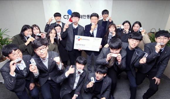 CJ대한통운 박근태 사장이 사령장 수여식 후에 사원증으로 금메달 세레머니를하며 주니어트랙 신입사원들과 기념촬영을 하고 있는 모습. ⓒ CJ대한통운