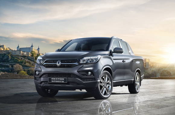 렉스턴 스포츠는 G4 렉스턴의 플래그십 SUV 혈통을 계승, 대담하고 강인한 스타일을 가진 오픈형 렉스턴으로 재탄생한 모델이다. ⓒ 쌍용자동차