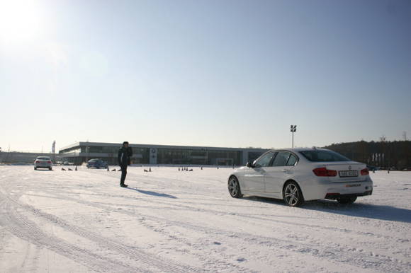 영종도 BMW 드라이빙 센터에서 겨울철 안전한 눈길 주행을 위한 스노우 베이직 프로그램이 운영된다. ⓒ BMW 코리아