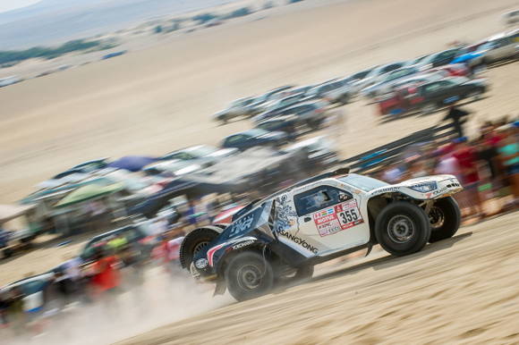 티볼리 DKR이 지난 6일 다카르 랠리 제1구간에서 거친 오프로드를 질주하고 있는 모습. ⓒ 쌍용자동차