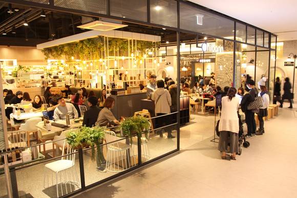 우동, 카츠츄 레스토랑 '히바린'에서 식사를 하는 모습. ⓒ 신세계센텀시티