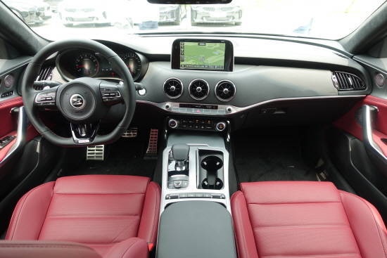 스팅어 내부는 다이내믹 드라이빙 감성을 자극하기 위해 항공기 한쪽 날개를 형상화했다. 직선으로 뻗은 크래시 패드를 비롯해 △시인성을 높인 '플로팅(Floating) 타입 디스플레이' △항공기 엔진을 닮은 스포크 타입 원형 에어벤트 △다양한 조작감(다이얼·텀블러 타입)의 버튼 등을 탑재했다. = 전훈식 기자