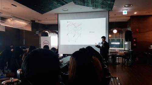 임정식 셰프가 평화옥만의 차별화된 콘셉트와 글로벌 차원의 한식 전파를 위해 비전을 발표하는 모습. = 하영인 기자