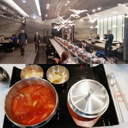 평화옥 내부 전경과 시그니처 메뉴인 '매운 곰탕'. = 하영인 기자