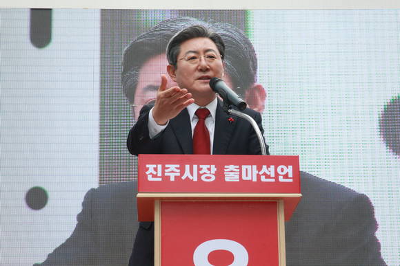 오태완 진주시장 출마자가 진주남강유등축제 전면 무료화를 공약하고 있다. ⓒ 프라임경제