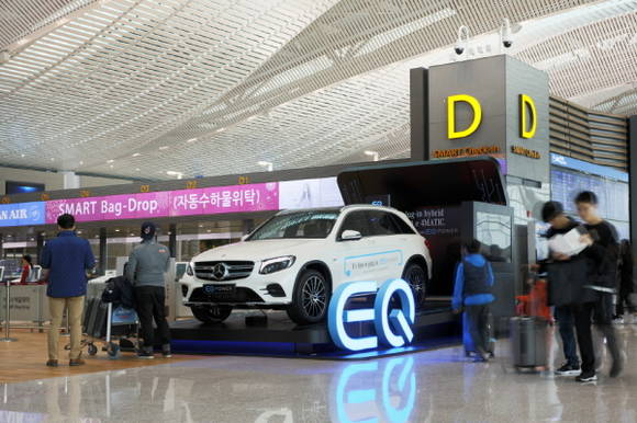 인천국제공항 제2여객터미널에 전시된 더 뉴 GLC 350 e 4MATIC. ⓒ 메르세데스-벤츠 코리아