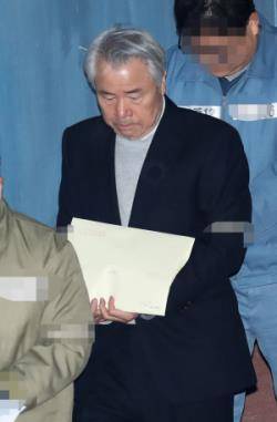 정우현 전 미스터피자 회장이 23일 오전 서울 서초동 서울중앙지법에서 열리는 횡령과 배임 혐의 선고공판에 출석하고 있다. ⓒ 뉴스1