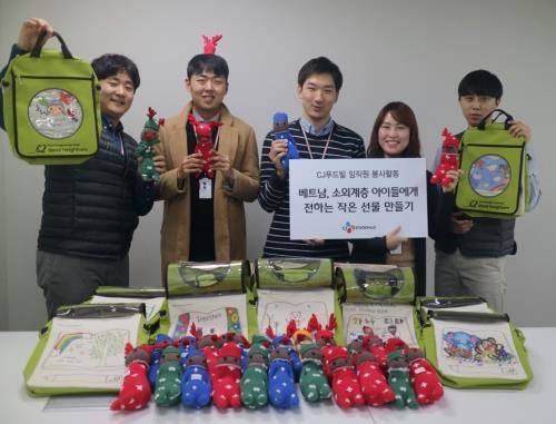 J푸드빌 직원들이 베트남 소외계층 아이들에게 전할 희망가방과 양말인형을 들고 있다. ⓒ CJ푸드빌