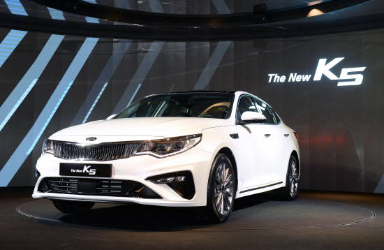 기존 두 종류(MX·SX)로 운영했던 디자인을 단일화하고 '품격'과 '역동성'이 더욱 향상된 '더 뉴 K5'는 '국내 중형 세단 최초' 고속도로 주행보조와 AI 기반 서버형 음성인식 기술을 적용해 미래형 자동차에 한 발 더 다가섰다. ⓒ 기아자동차