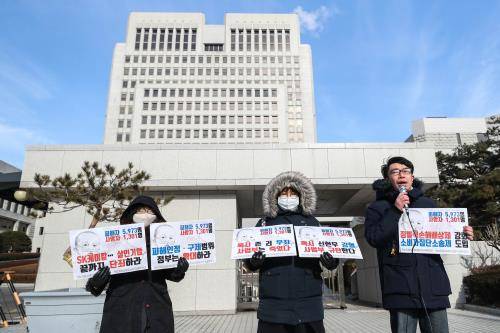 25일 오전 서울 서초구 대법원 정문 앞에서 열린 옥시-롯데마트 상고 선고 관련 피해자 기자회견에서 옥시 사건의 피해자들이 존 리 전 옥시 대표의 무죄 선고와 신현우 전 대표의 징역 6년 선고를 규탄하는 손피켓을 들고 있다. ⓒ 뉴스1