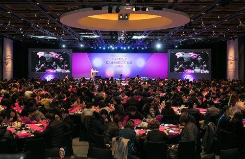 지난 24일 배스킨라빈스 정책설명회에 참석한 가맹점주들이 2018년에 출시 예정인 신제품 아이스크림을 시식하고 있다. ⓒ 비알코리아