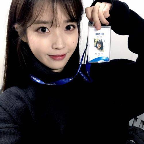 지난달 31일 하이트진로 공식 SNS 채널에 공개된 아이유의 명예사원증 인증샷. ⓒ 하이트진로