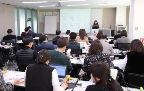 CJ프레시웨이 키즈 경로 전 구성원이 해당 콘텐츠에 대한 지도 및 활용법 교육을 듣고 있다. ⓒ CJ프레시웨이