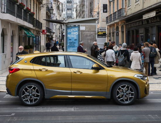 기존 X시리즈의 강인한 인상에 쿠페 스타일의 스포티함과 우아함을 더한 BMW 뉴 X2. ⓒ BMW 그룹 코리아