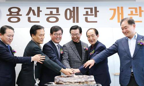 8일 오후 용산공예관 개관 기념행사에서 (왼쪽 세 번째부터)권인태 파리크라상 대표, 성장현 용산구 구청장 외 참석자들이 함께 떡케이크를 자르고 있다. ⓒ SPC그룹