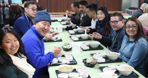 해외입양인응원단이 죽을 시식하고 있다. ⓒ 죽이야기