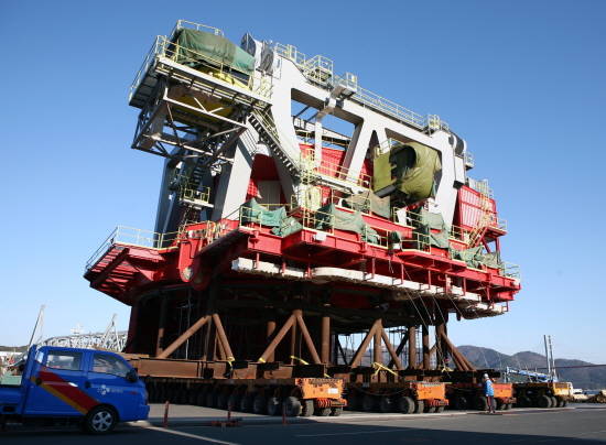 CJ대한통운 근무자들이 해양유전개발용 대형 크레인의 메인데크 부분을 선박에서 하역하고 있는 모습. ⓒ CJ대한통운