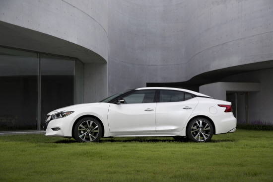 닛산 맥시마는 '와이드 앤 로우' 스타일을 적용해 이전모델대비 전장이 54㎜ 늘어난 반면, 전고는 30㎜ 낮춰 스포츠 세단의 이상적 비율을 구현했다. ⓒ 한국닛산