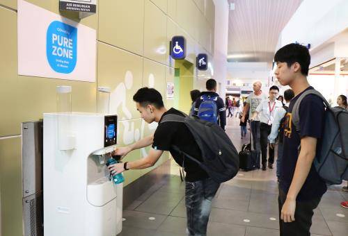 말레이시아 쿠알라룸푸르국제공항 내 'Pure Zone'에서 공항 이용객들이 코웨이 정수기로 정수한 물을 마시고 있다. ⓒ 코웨이