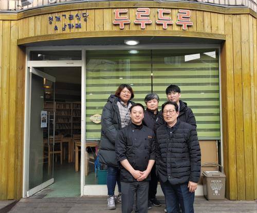 안동본가국밥이 소외계층에 음식을 기부하고 기념 촬영하는 모습. ⓒ 안동본가국밥