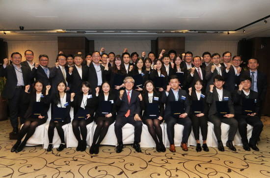 유창근 사장(앞줄 좌측 5번째) 등 현대상선 임원과 신입사원들의 모습. ⓒ 현대상선