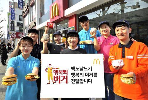 맥도날드가 평창 동계올림픽 경계 군무를 서는 장병들에게 행복의 버거를 전달했다. ⓒ 한국맥도날드