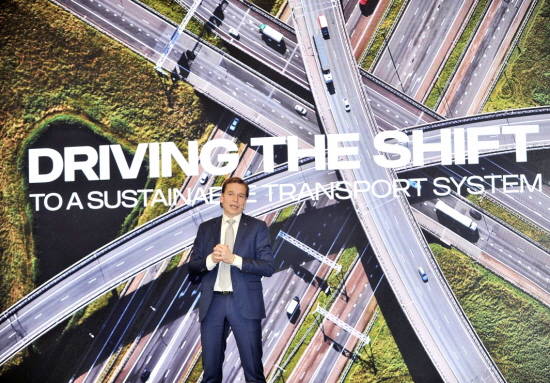 스웨덴 본사에서 방한한 크리스티앙 레빈 스카니아 영업 및 마케팅 총괄 부회장이 스카니아의 전략에 대해 설명하고 있다. ⓒ 스카니아코리아그룹