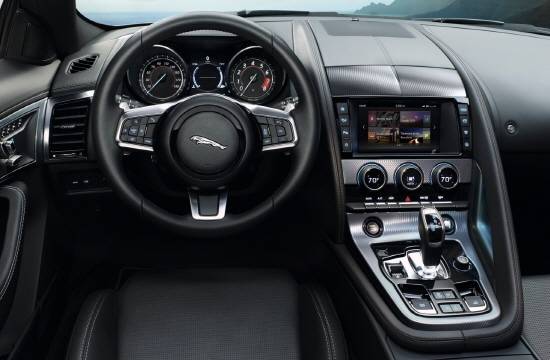 재규어 뉴 F-타입 내부는 운전자 중심 설계를 유지하면서도 편의성과 고급스러움, 그리고 테크놀로지가 적절한 균형을 이룬다. ⓒ 재규어 랜드로버 코리아