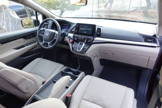 미래지향적 디자인을 반영한 실내공간은 혁신적이고 탄탄한 느낌을 주어 미니밴의 새로운 스타일을 정의한다. = 노병우 기자