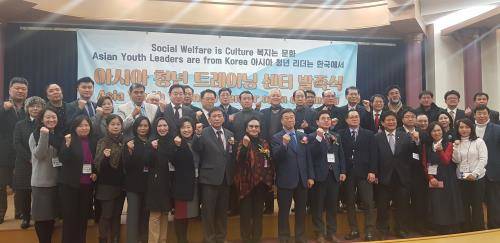 아시아청년트레이닝센터 발족식 후 관계자들이 한데 모여 기념 촬영하는 모습. = 하영인 기자