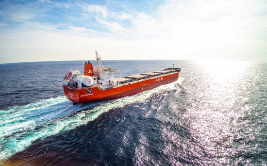 현대미포조선은 최근 일신로지스틱스에 인도한 5만톤급 벌크선 '그린 아이리스'호는 벙커C유와 LNG를 함께 사용할 수 있는 '이중연료 추진 엔진'이 탑재된 친환경 선박이다. ⓒ 현대미포조선