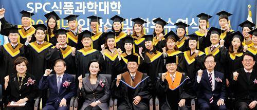 SPC식품과학대학 2018년 입학식 및 학위수여식에서 졸업생들이 조상호 SPC식품과학대학 총장(앞줄 왼쪽에서 네 번째) 및 교수진들과 함께 기념 촬영하고 있다. ⓒ SPC그룹