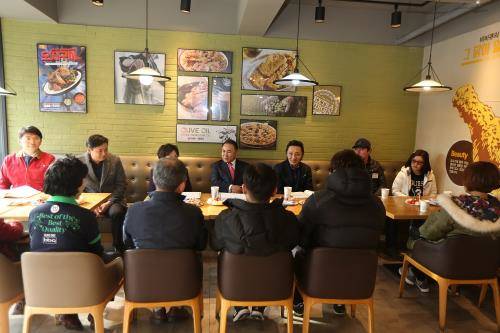 윤홍근 제너시스BBQ그룹 회장이 군산 지역 BBQ 패밀리 간담회에 참석, 패밀리들의 애로사항을 듣고 있다. ⓒ 제너시스BBQ그룹
