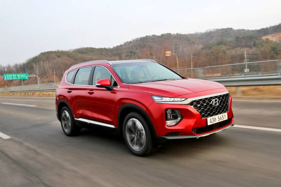 6년 만에 풀체인지된 4세대 싼타페는 3세대 모델의 세련되고 고급스런 디자인에 새로운 브랜드 SUV 디자인 정체성을 그대로 적용했다. ⓒ 현대자동차