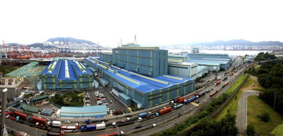 동국제강은 평소 주주들이 볼 수 없었던 생산현장을 확인하며, 사업 진행 이해를 향상시키기 위해 주주들을 대상으로 사업장 공장견학을 실시한다. 사진은 동국제강 부산공장. ⓒ 동국제강