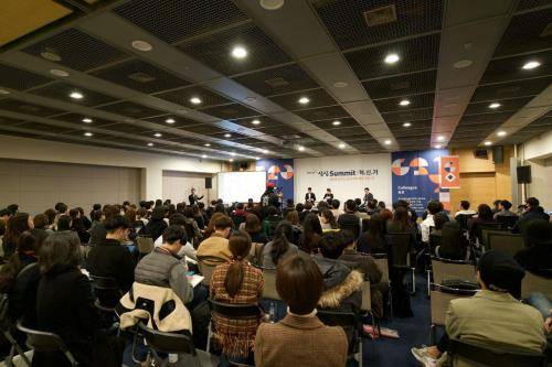 '상상 서밋(Summit)'에서 '함께 혁신을 만들어가는 동료'라는 주제로 토론하고 있는 모습. ⓒ KT&G
