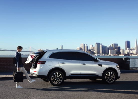 고객 선호 편의사항으로 꼽히는 '매직 테일 게이트'는 발을 후면 범퍼 아래로 살짝 넣었다 빼는 동작만으로 트렁크가 자동으로 열린다. ⓒ 르노삼성자동차