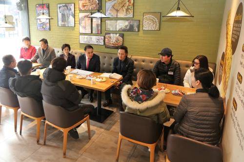 윤홍근 제너시스BBQ그룹 회장이 지난달 27일 GM공장이 있는 군산 지역을 방문해 '군산지역 BBQ 패밀리 간담회'를 열고 패밀리들의 애로사항을 듣고 해결방안을 논의하고 있다. ⓒ 제너시스BBQ그룹