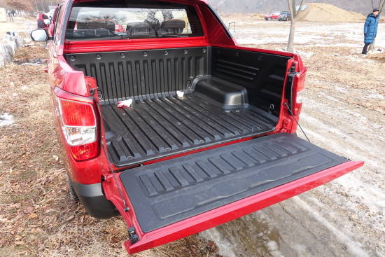 렉스턴 스포츠는 기존 SUV들과 비교를 거부하는 압도적인 용량의 데크에 파워아웃렛과 회전식 데크후크를 적용해 다양한 도구 및 용품 활용성을 높였다. = 노병우 기자