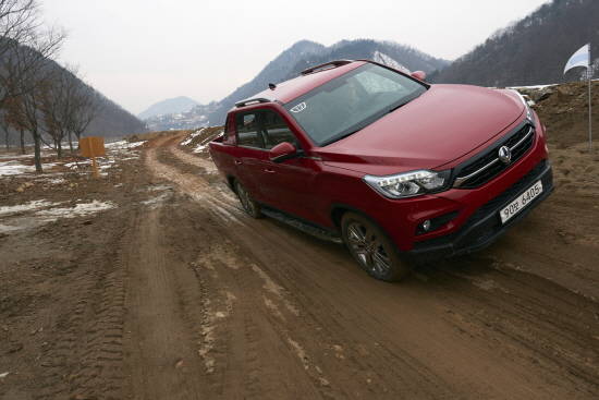 렉스턴 스포츠는 사이드 에어백을 포함한 6에어백과 신규 개발한 초고장력 쿼드프레임을 비롯해 다양한 첨단 안전기술로 뛰어난 안전성을 확보했다. ⓒ 쌍용자동차