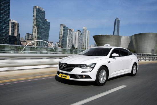 르노삼성이 국내 최초로 룸미러 일체형 디지털 택시미터기를 기본 장착한 SM6 택시모델을 출시했다. ⓒ 르노삼성자동차