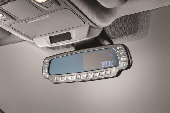 룸미러 일체형 디지털 택시미터기의 모습. ⓒ 르노삼성자동차