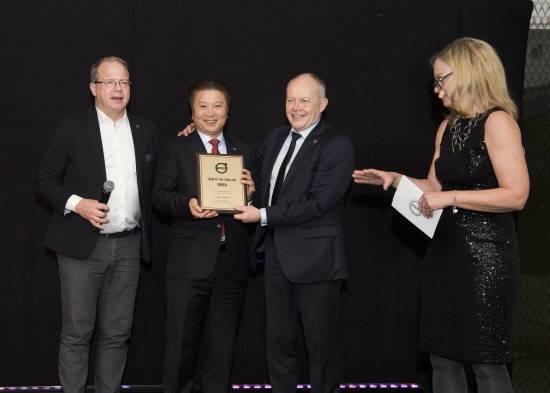 왼쪽부터 마틴 룬스테드 볼보그룹 회장, 김영재 볼보트럭코리아 사장, 클라스 닐슨 볼보트럭 사장이 볼보트럭코리아의 수상을 축하하며 기념사진을 촬영하고 있다. ⓒ 볼보트럭코리아