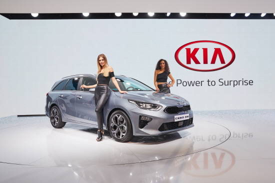 신형 씨드는 역동적이고 감각적 디자인은 물론, 강화된 안전·편의사양 등 이전보다 한층 업그레이드됐으며, 특히 스포츠왜건(사진)의 경우 VDA 기준 625ℓ에 달하는 화물 적재공간을 확보했다. ⓒ 기아자동차