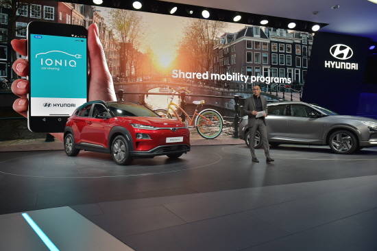 안드레아스 크리스토프 호프만 현대차 유럽법인 상품 마케팅 담당 발표 장면 및 코나 일렉트릭. ⓒ 현대자동차