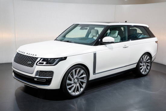 세계 최초 풀사이즈 럭셔리 SUV 2도어 쿠페 '레인지로버 SV 쿠페 리미티드 에디션'은 레인지로버 포트폴리오에 강력한 매력을 더해주는 글로벌 999대 한정판 모델이다. ⓒ 재규어 랜드로버 코리아