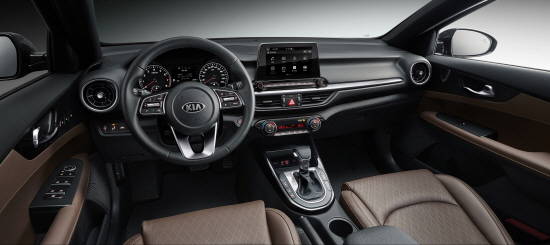 올 뉴 K3 실내는 수평으로 뻗은 크롬 가니쉬를 적용한 센터페시아 탓인지 한층 와이드해졌으며, 플로팅 타입의 내비게이션과 원형 사이드 에어벤트를 탑재해 스타일리시함을 더했다. ⓒ 기아자동차