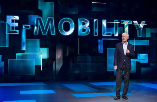 폭스바겐 그룹은 미래 성장 전략인 '투게더-전략 2025'를 위해 2022년까지 340억유로 이상을 투자한다. 사진은 제네바모터쇼 폭스바겐 그룹 나이트에서 미래 모빌리티 전략을 발표하는 폭스바겐 그룹 마티아스 뮐러 회장. ⓒ 아우디폭스바겐 코리아