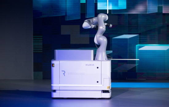 폭스바겐 그룹이 자동화 전문기업 '쿠카'와 함께 개발한 전기차용 이동형 충전 로봇 '칼라'는 공공장소나 가정에서 사용할 수 있는 완전 자동 서비스로, e-모빌리티 확산에 기여할 전망이다. ⓒ 아우디폭스바겐 코리아