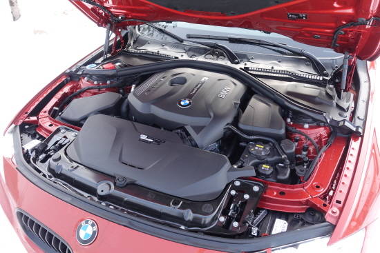 330i M 스포츠 패키지에는 BMW의 트윈파워 터보기술이 집약된 신형 엔진과 8단 스포츠 자동변속기가 탑재됐다. = 노병우 기자